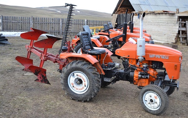 mini-traktor-Uralets-220-s-navesnyim-oborudovaniem