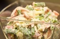 Салат с ветчиной и стручковой фасолью Ингредиенты: Зеленая
