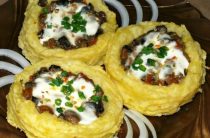 Картофельные гнезда с грибами, в чесночно-сметанном соусе Ингредиенты: