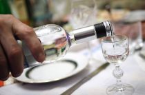 Цена поллитровой бутылки водки в России будет минимум 205 рублей