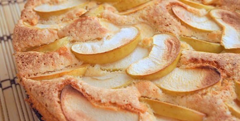 Бисквитный пирог с яблоками Этот легкий в приготовлении