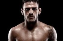 Чемпион UFC в лёгком весе бразилец Рафаэль дос