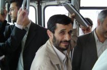 Это фотография бывшего президента Ирана Махмуда Махмадинежада, который