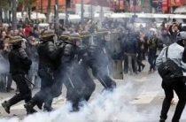 Полиция задержала почти 150 человек после массовых акций протеста во французской столице