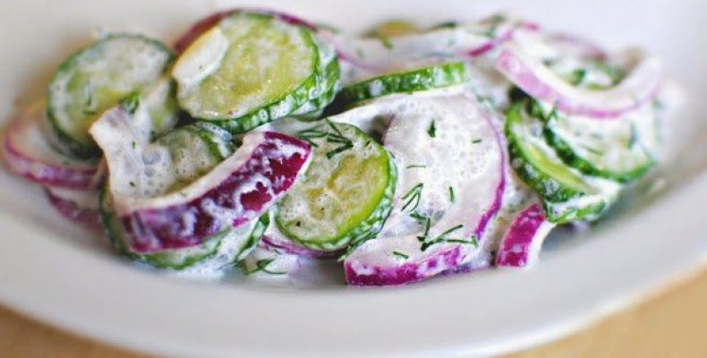 Огуречный салат с соусом Ингредиенты: – Огурцы –