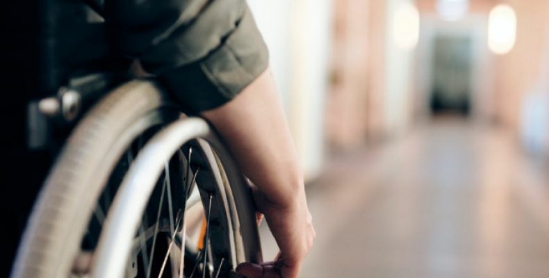 Как пользоваться инвалидной коляской: основы