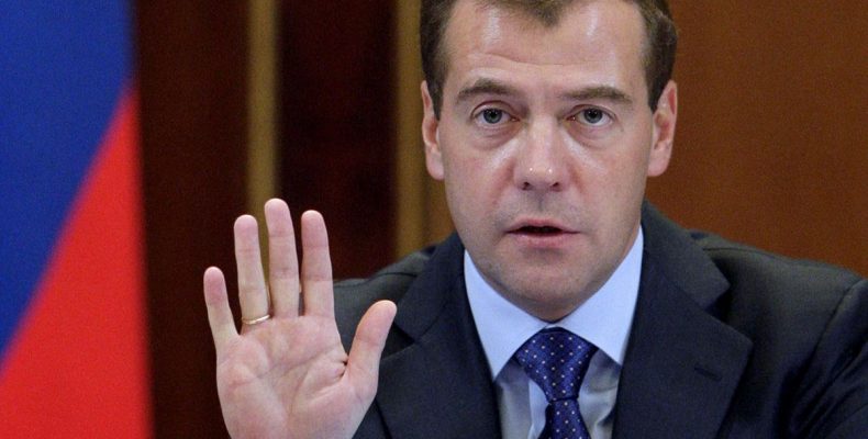 Медведев дал поручение увеличить МРОТ до прожиточного минимума